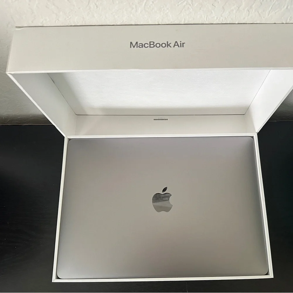 Apple MacBook Air Packaging in White